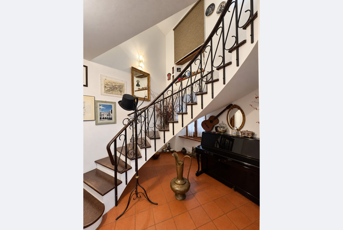 679R-borgo-maggiore-casa1400-ingressoscala1