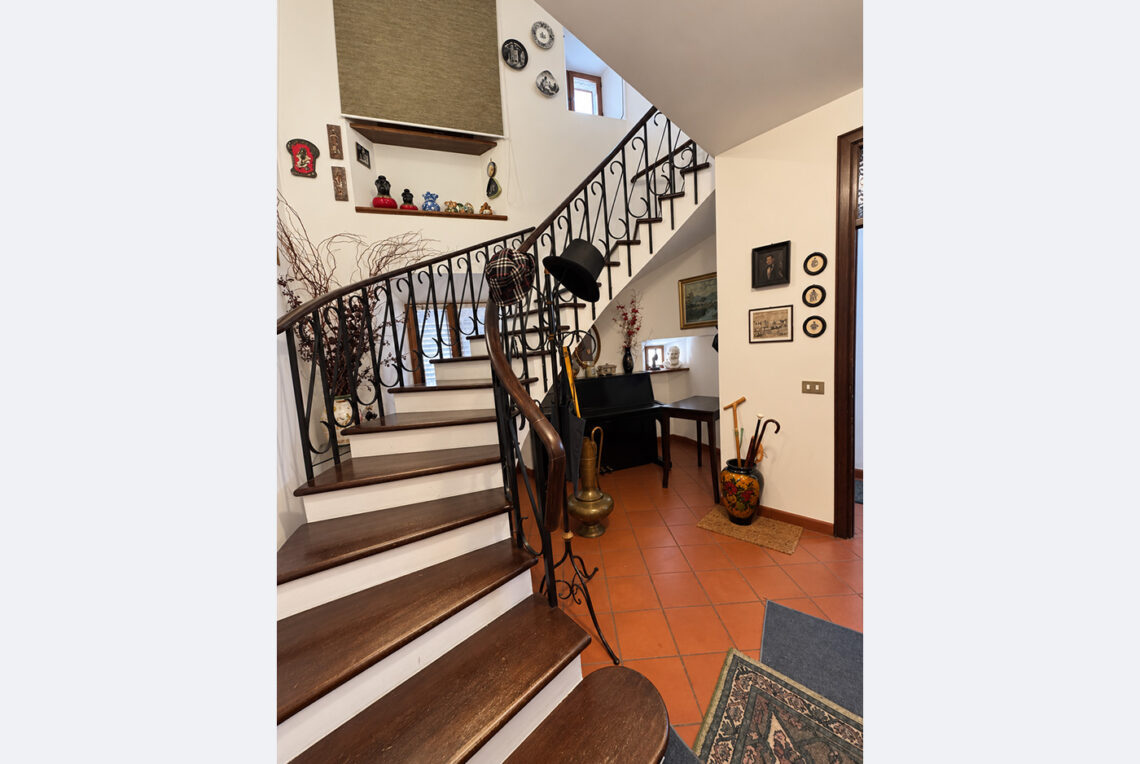 679R-borgo-maggiore-casa1400-ingressoscala2